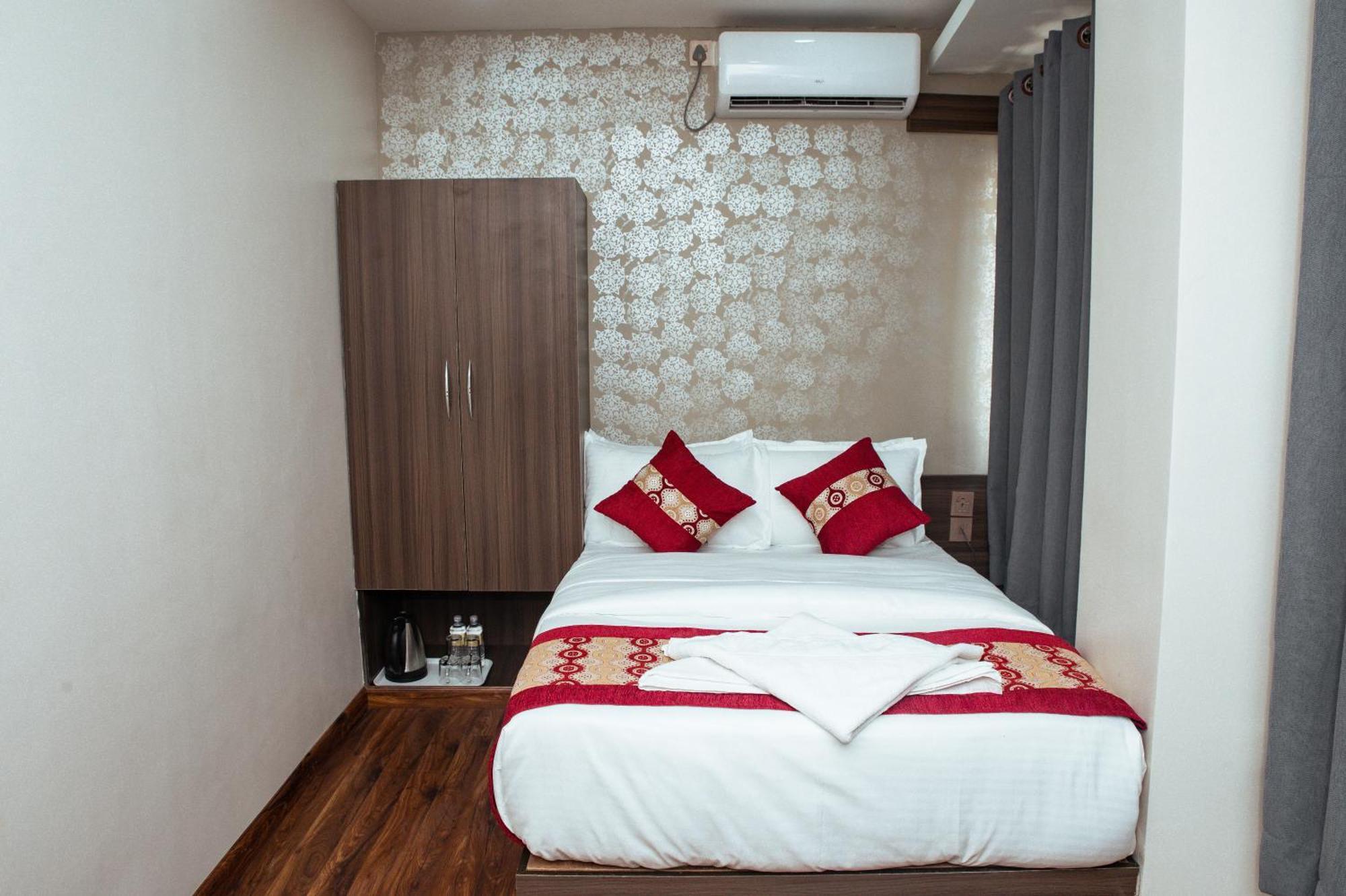 Kusum Airport Hotel Kathmandu Exterior foto